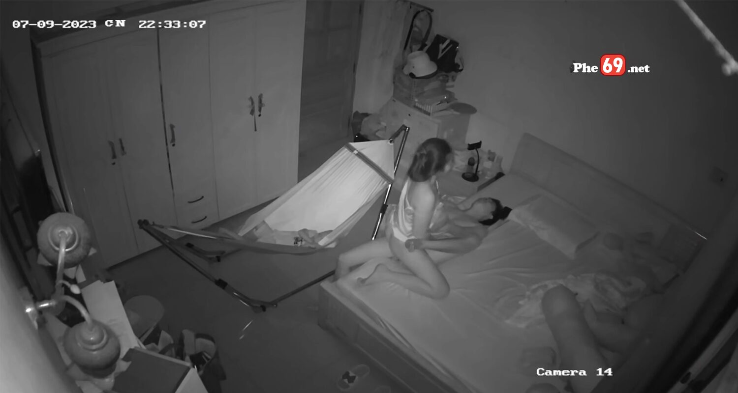 Hack cam cặp vợ chồng tranh thủ con ngủ địt hăng say
