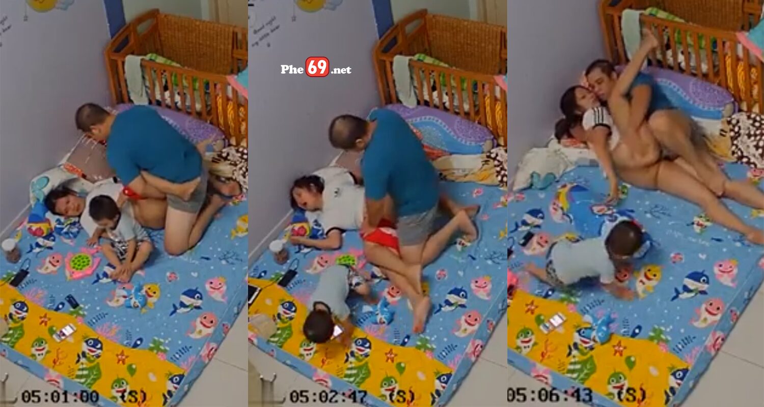 Hack cam tranh thủ lúc con chơi hai vợ chồng địt nhau cho đỡ nứng