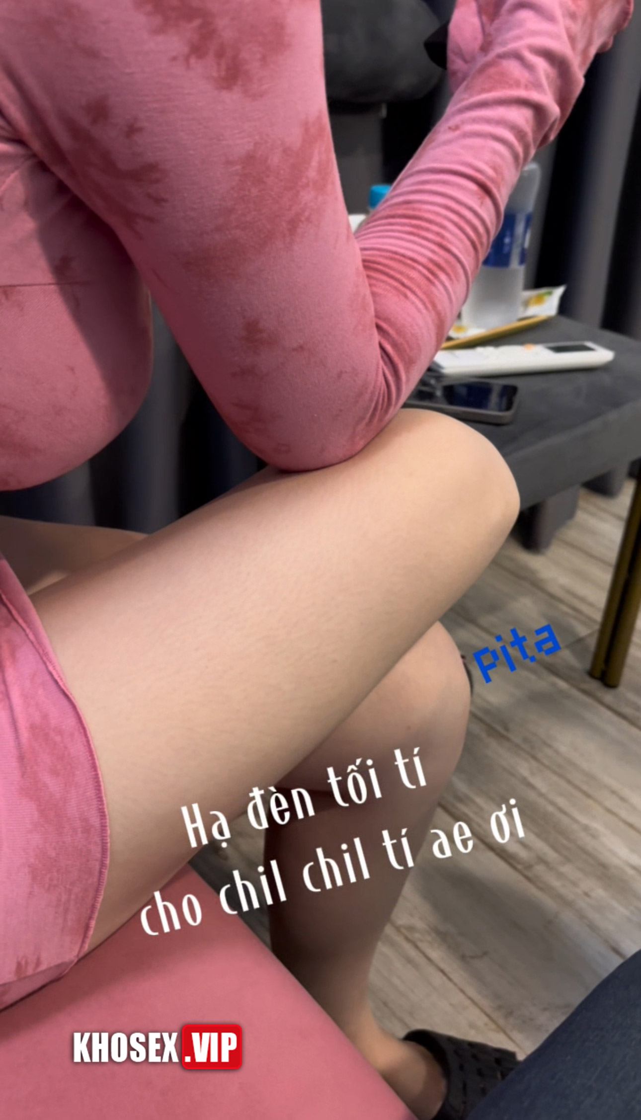 Checker Pita làm 2 nháy với em yêu Bank ACB đùi trắng váy hồng mặc lọt khe đỏ - Phần 1 - Hình 04