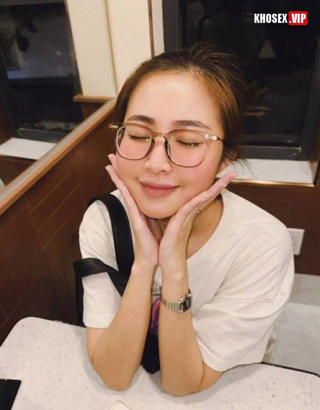 Cởi áo chịch em khi em đang nghe điện thoại - Hình 01