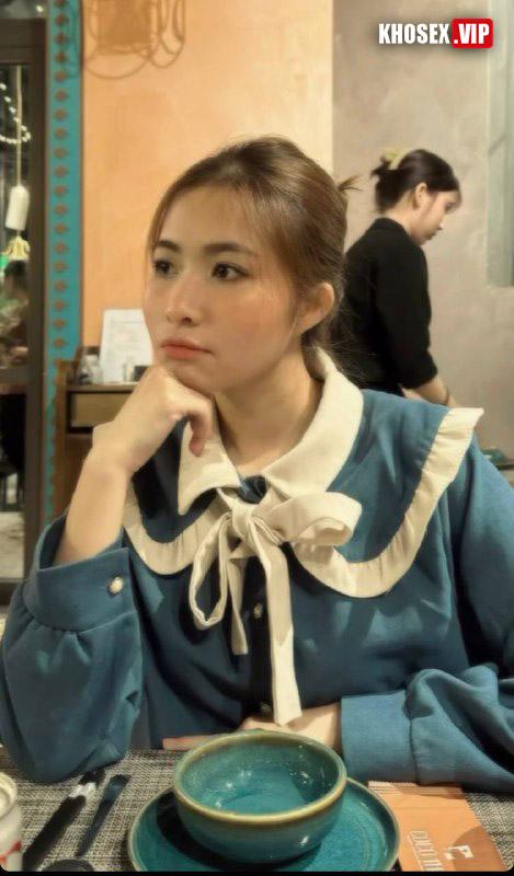 Cởi áo chịch em khi em đang nghe điện thoại - Hình 02