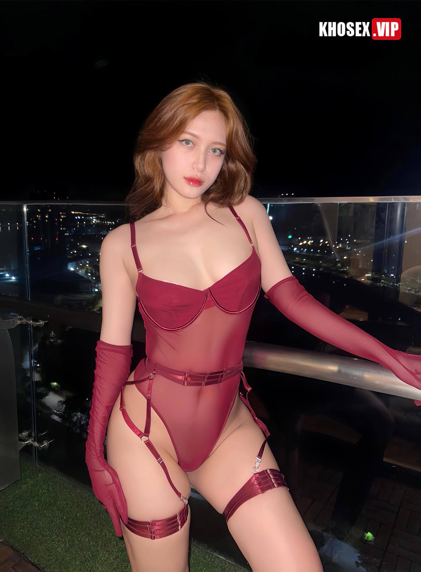 Địt em gái tiếp viên hàng không Quỳnh Anh Trần trong bộ bodysuit đỏ - Hình 01