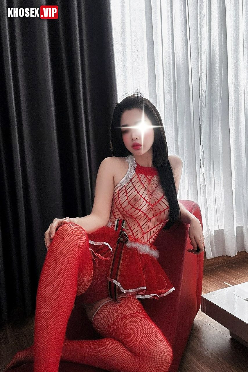 Siêu phẩm vclustful1999 doggy em trong bộ đồ lọt khe đỏ - Hình 02