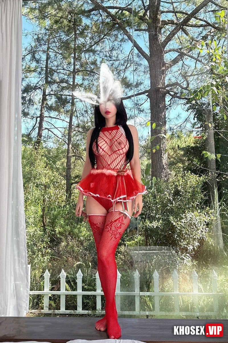 Siêu phẩm vclustful1999 doggy em trong bộ đồ lọt khe đỏ - Hình 03