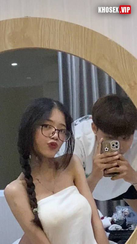 Em gái sinh viên đeo kính lộ clip sex địt 2 lỗ với bạn trai - Hình 02