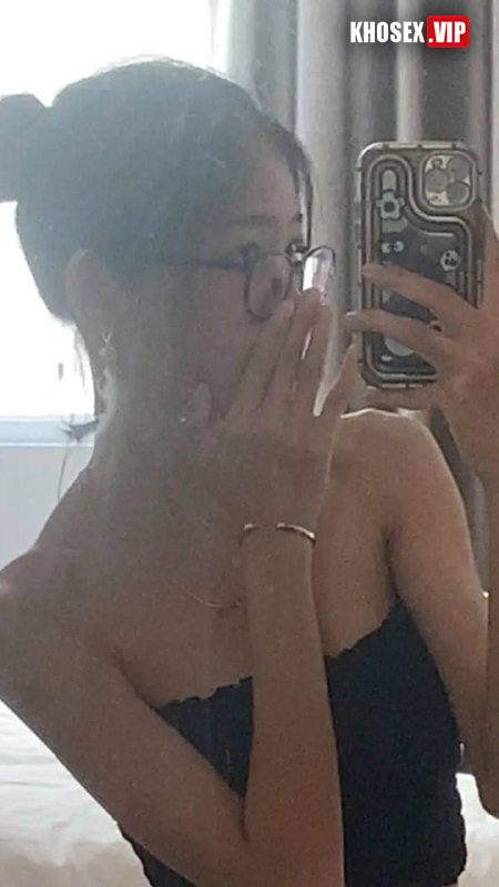 Em gái sinh viên đeo kính lộ clip sex địt 2 lỗ với bạn trai - Hình 07