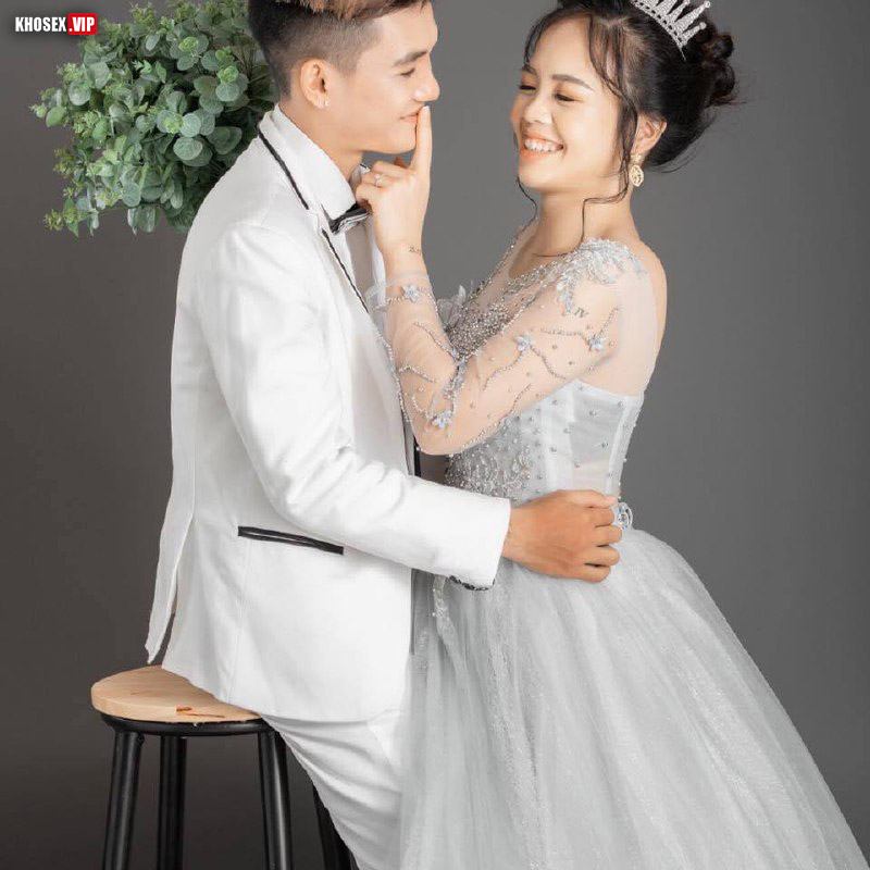 Clip sex vợ chồng mới cưới cô vợ dâm quá chồng vừa địt vợ vừa ngậm sextoy - Hình 01