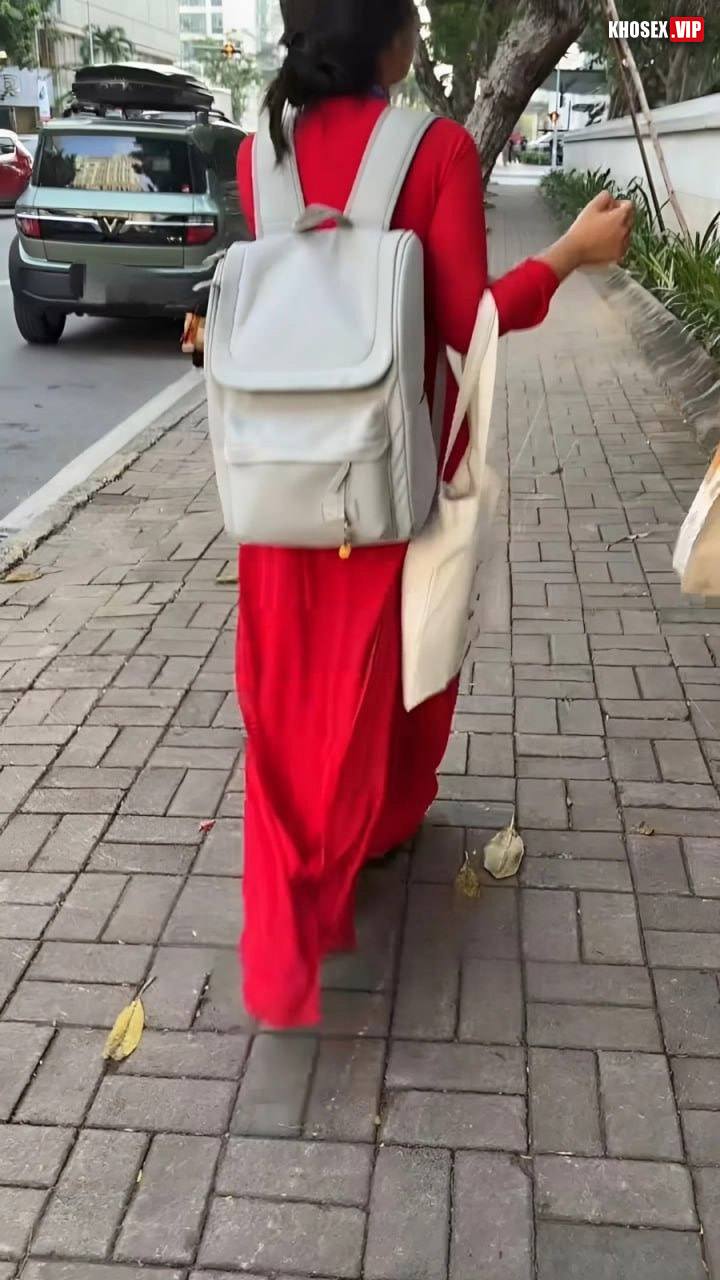 Dập bé nhân viên 2k3 mặc áo dài đỏ 3 shot xuất hết vào trong - Hình 01