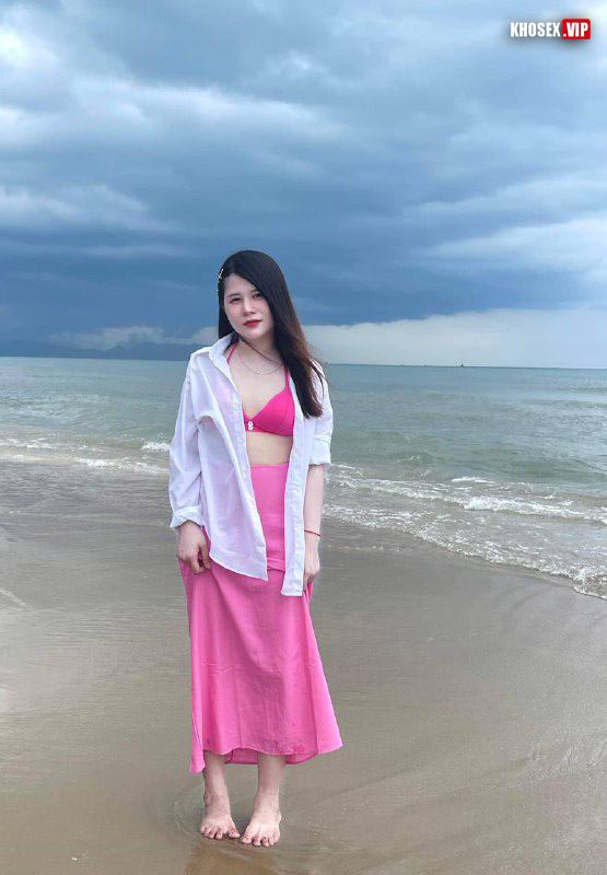 Vợ mới đẻ xong mấy hôm chồng đè ra chịch không tha 13 Vợ mới đẻ xong mấy hôm chồng đè ra chịch không tha - Hình 03