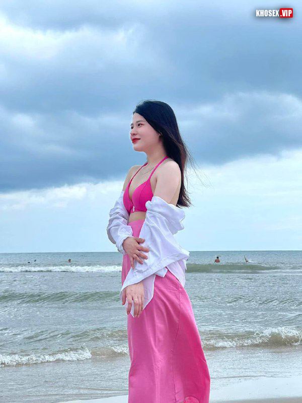 Vợ mới đẻ xong mấy hôm chồng đè ra chịch không tha 14 Vợ mới đẻ xong mấy hôm chồng đè ra chịch không tha - Hình 04