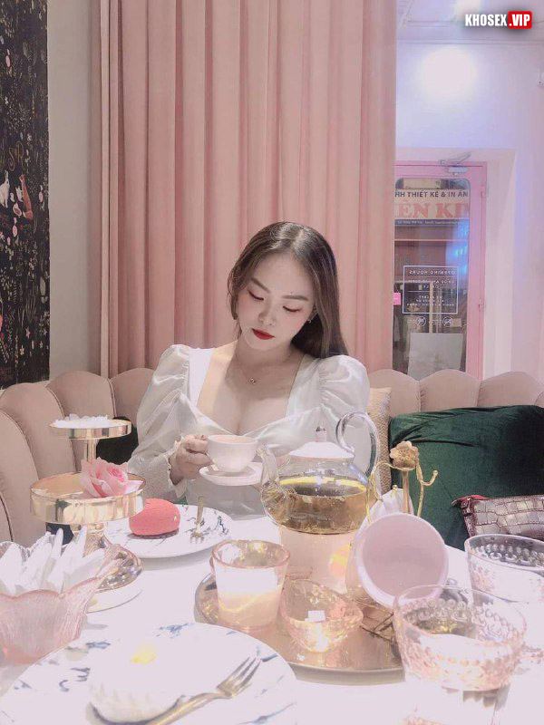 Vừa địt vừa móc lồn em yêu sướng rên rỉ lồn ra nhiều nước (Full Clip + Pic) - Hình 04