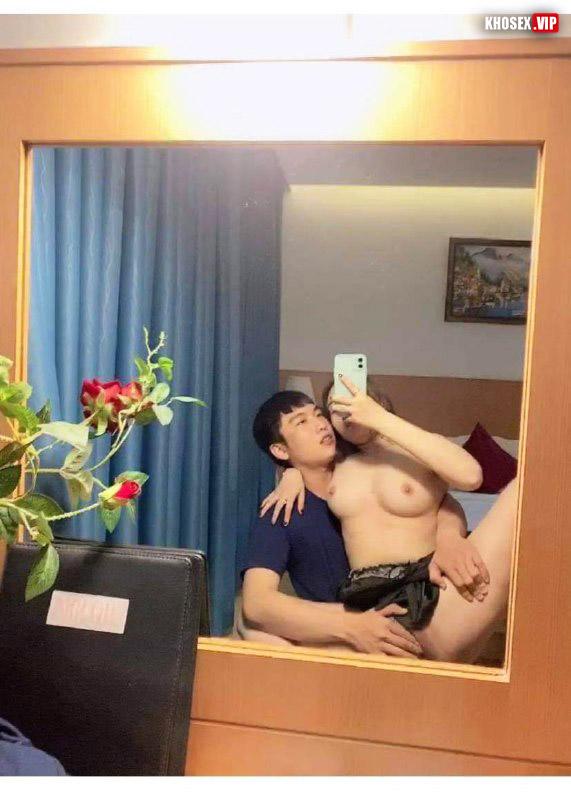 Vừa địt vừa móc lồn em yêu sướng rên rỉ lồn ra nhiều nước (Full Clip + Pic) - Hình 05