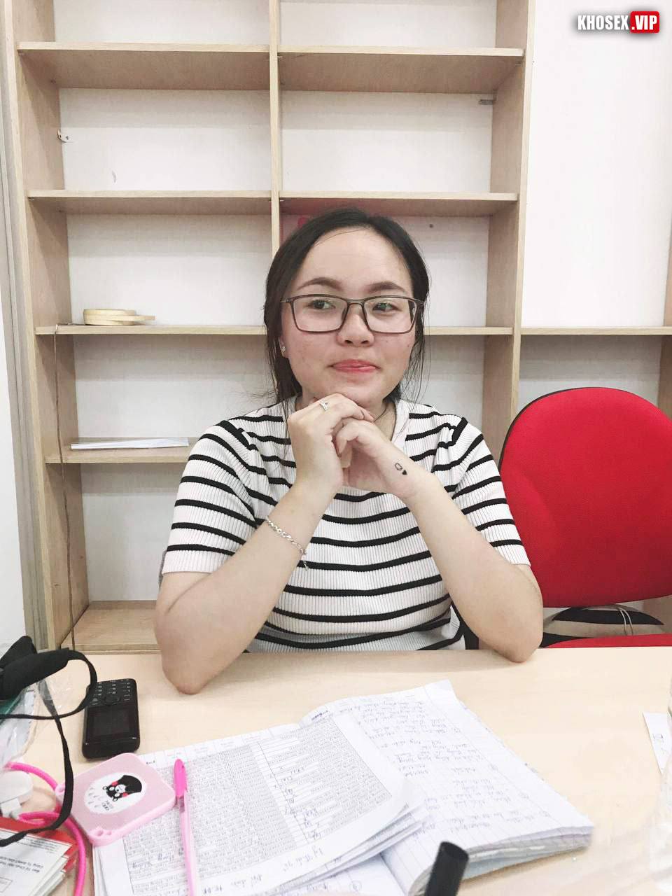 Đụ em nhân viên văn phòng đeo kính sướng rên rỉ rồi gạ em xuất trong (Full Clip + Pic) - Hình 01