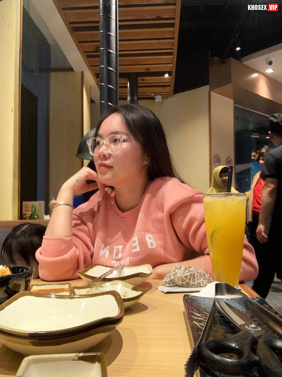 Đụ em nhân viên văn phòng đeo kính sướng rên rỉ rồi gạ em xuất trong (Full Clip + Pic) - Hình 06