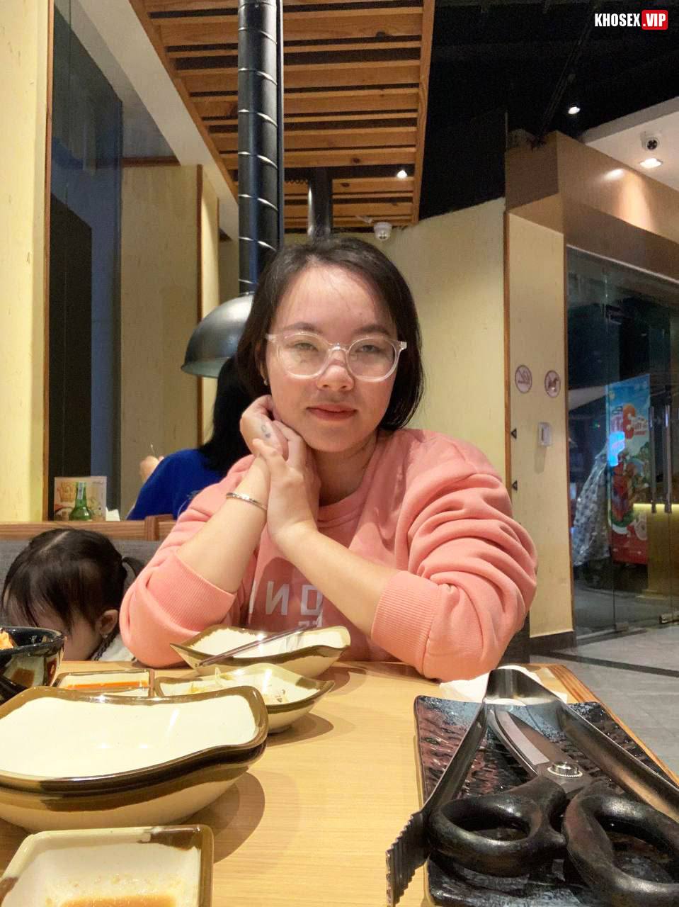 Đụ em nhân viên văn phòng đeo kính sướng rên rỉ rồi gạ em xuất trong (Full Clip + Pic) - Hình 07