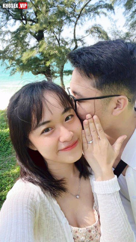 Đụ nằm sấp em sinh viên đeo kính dâm đãng làm em sướng rên rỉ - Hình 01