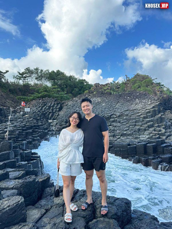 Đụ nằm sấp em sinh viên đeo kính dâm đãng làm em sướng rên rỉ - Hình 02