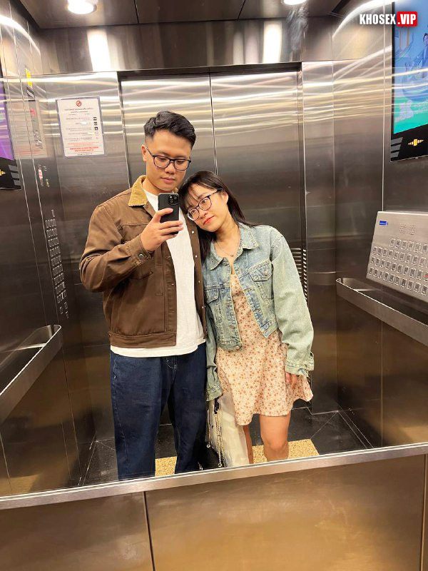 Đụ nằm sấp em sinh viên đeo kính dâm đãng làm em sướng rên rỉ - Hình 03