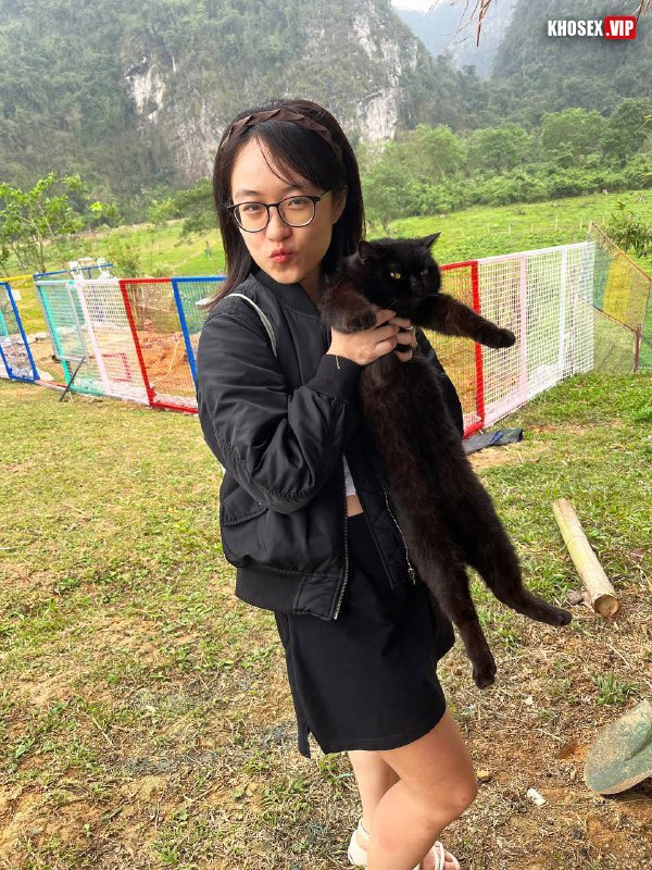 Đụ nằm sấp em sinh viên đeo kính dâm đãng làm em sướng rên rỉ - Hình 04