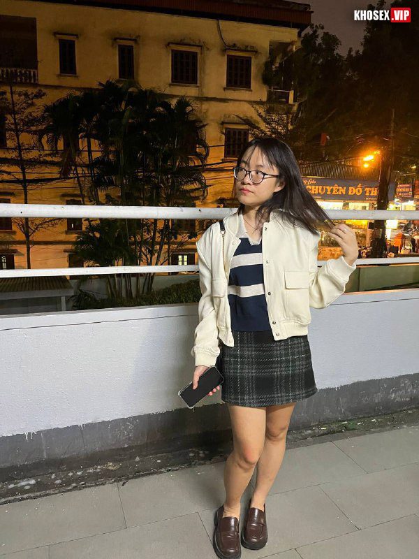 Đụ nằm sấp em sinh viên đeo kính dâm đãng làm em sướng rên rỉ - Hình 09