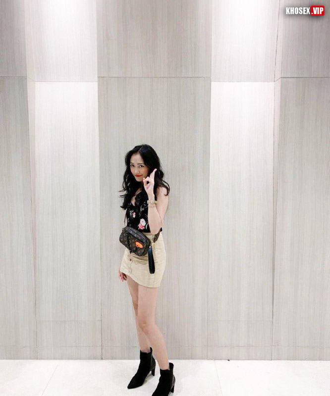 Kéo chân em người yêu lên đụ xuất tinh tràn lồn - Hình 04