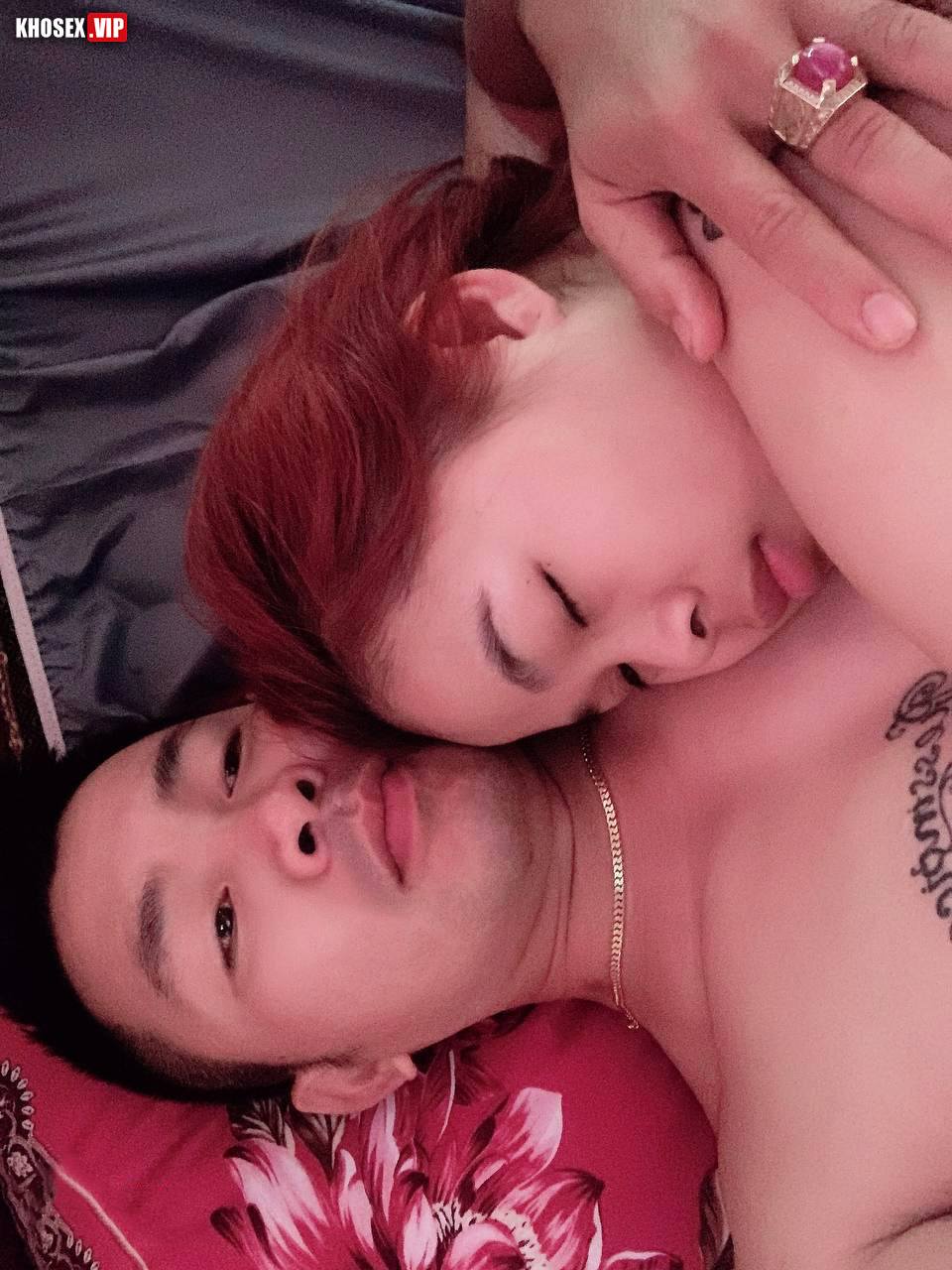 Vợ dâm nứng lồn cưỡi ngựa đang sướng thì con trai vào phòng - Hình 02