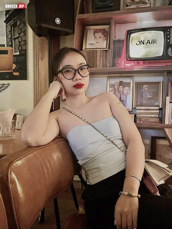 Chịch em kính cận dâm đãng bú cu điêu luyện (Full Clip + Pic) - Hình 03