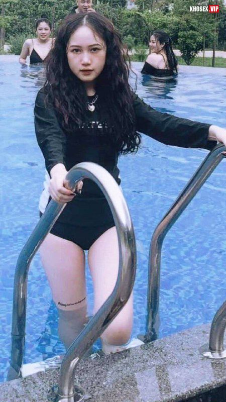 Dập xuyên quần áo dài vợ sướng rên rỉ - Hình 01