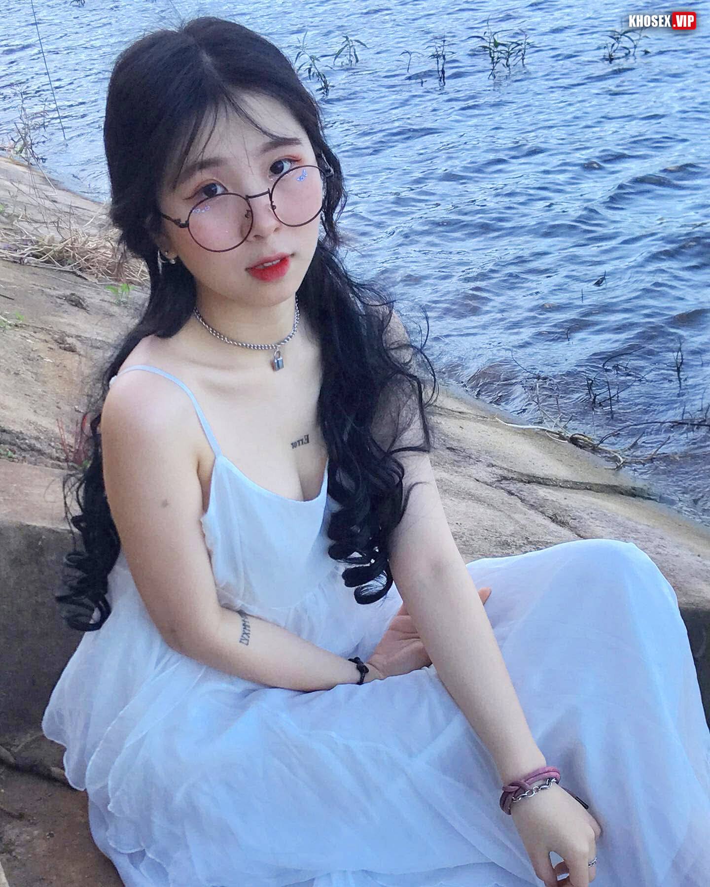 Lộ clip sex Hot IG Nguyễn Uyên Trang 40k follow (Full Clip + Pic) - Hình 01