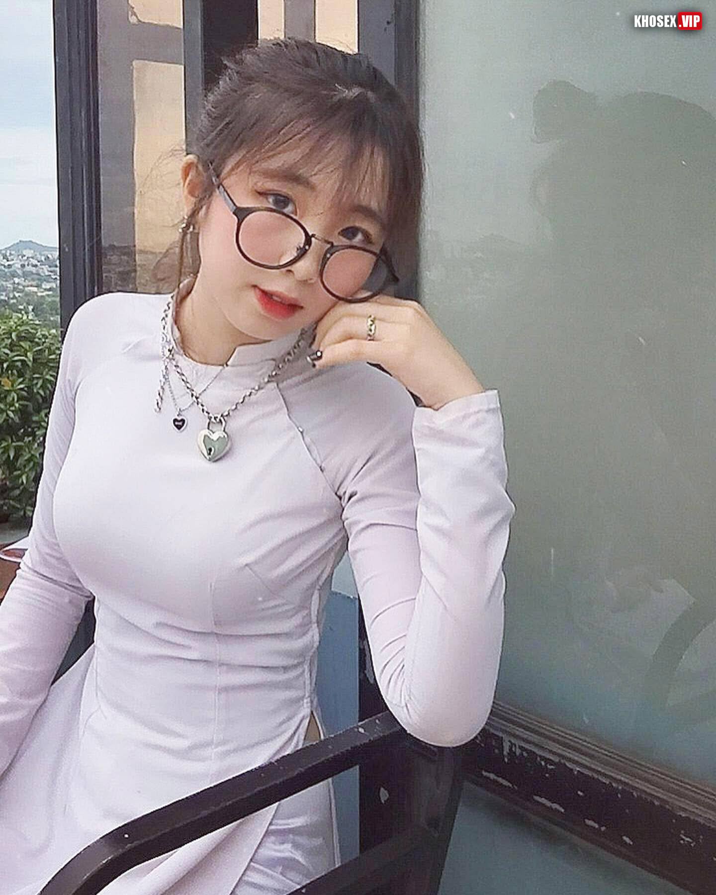 Lộ clip sex Hot IG Nguyễn Uyên Trang 40k follow (Full Clip + Pic) - Hình 05